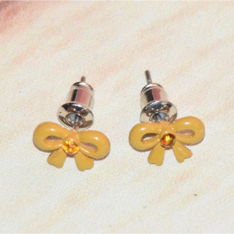 Boucles d'oreilles en forme de nœud, coloris jaune moutarde.