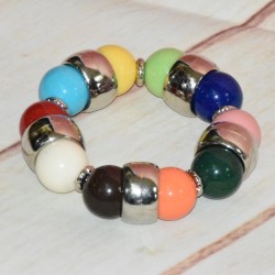 Bracelet en grosses perles, coloris argenté et multicolore.