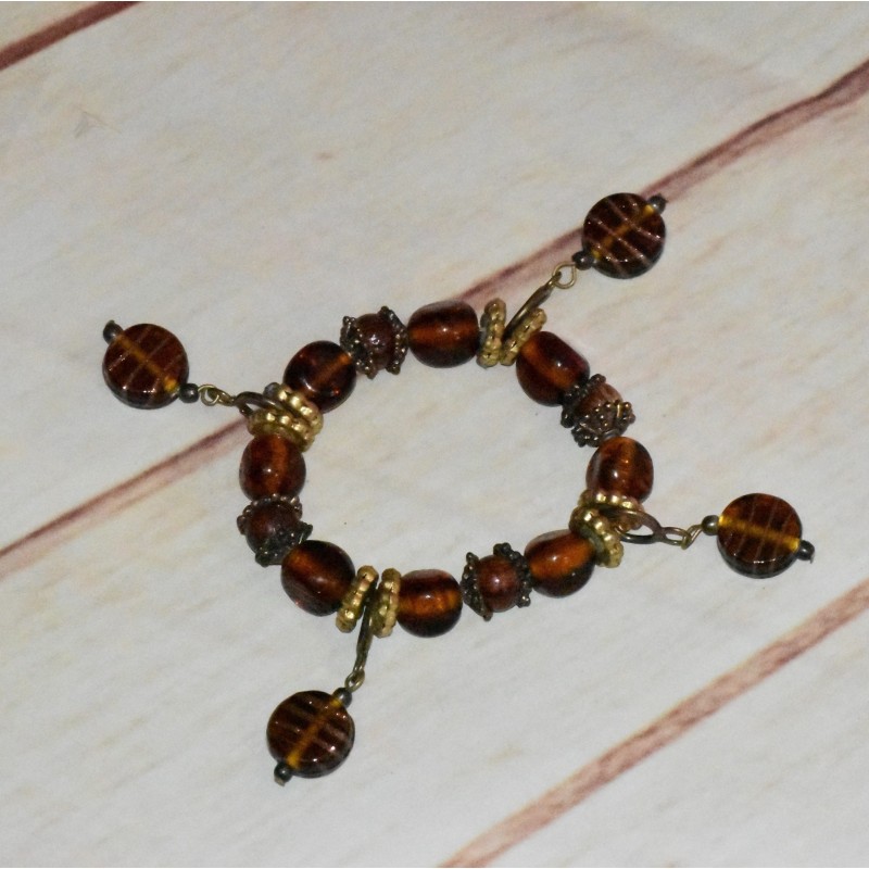 Bracelet fantaisie vintage, breloques, coloris marron.