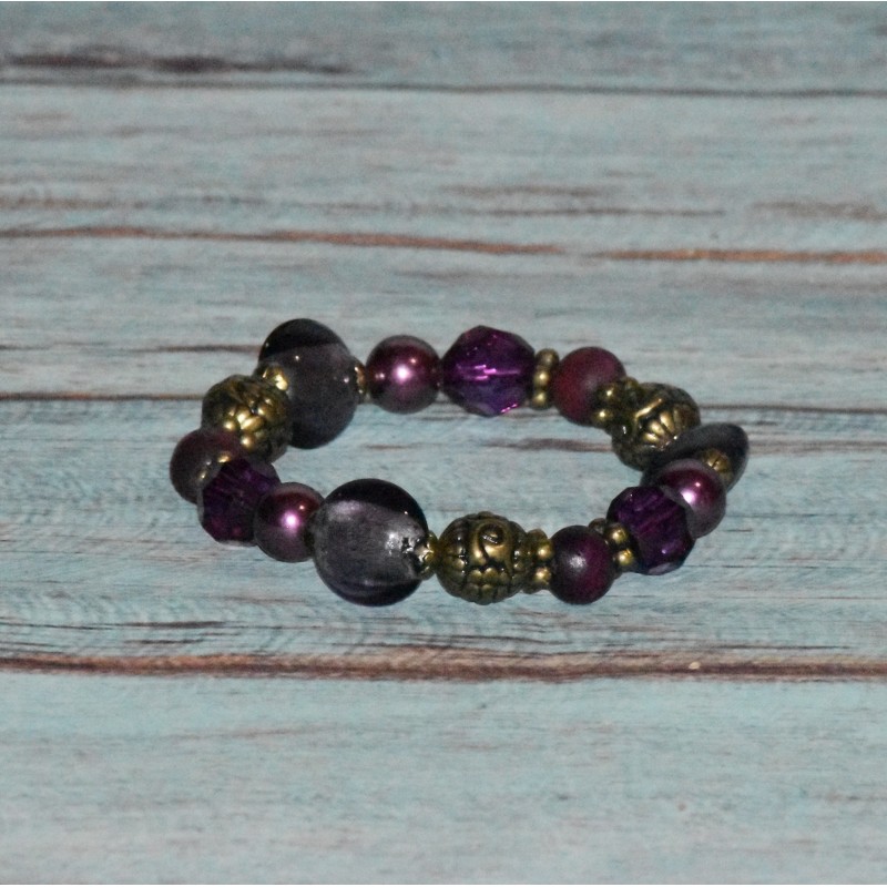 Bracelet élastique, perles fantaisie, coloris violet. Bracelet élastique, perles fantaisie, coloris violet.