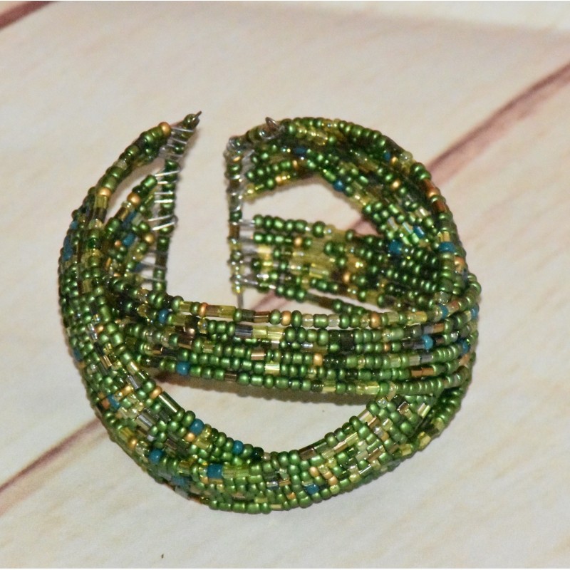 Bracelet manchette rigide, perles de rocaille, coloris vert. Bracelet manchette rigide, perles de rocaille, coloris vert.