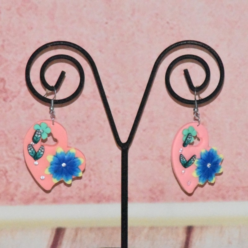 Boucles d'oreilles forme cœur, en polymère, coloris corail. Boucles d'oreilles forme cœur, en polymère, coloris corail.