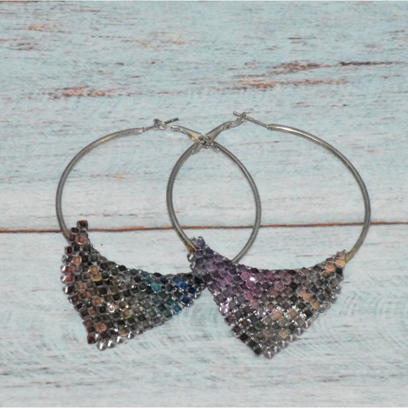 Créoles côte de maille, coloris violet. Créoles côte de maille, coloris violet.