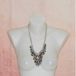 Long collier en métal, chaine, strass et perles, coloris rouge.