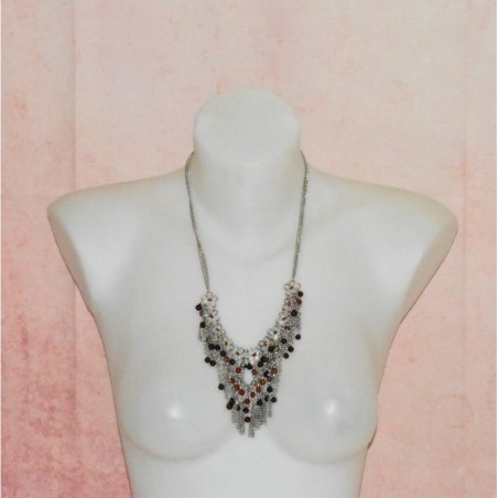 Long collier en métal, chaine, strass et perles, coloris rouge.
