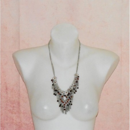 Long collier en métal, chaine, strass et perles, coloris rouge.
