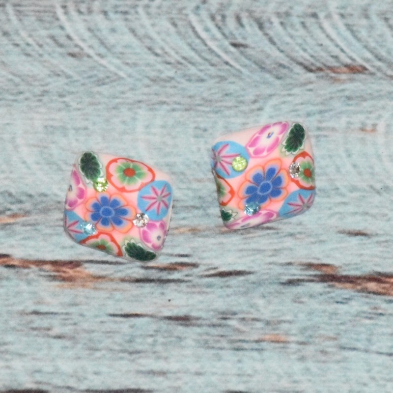 Boucles d'oreilles carrés en pâte polymère, différents modèles, coloris rose.