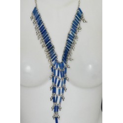 Long collier métal, forme pointe , perles de verre, coloris bleu, détail.