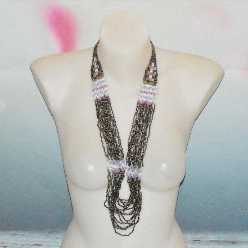 Collier tissé, en perles de rocaille, coloris mauve. Collier tissé, en perles de rocaille, coloris mauve.