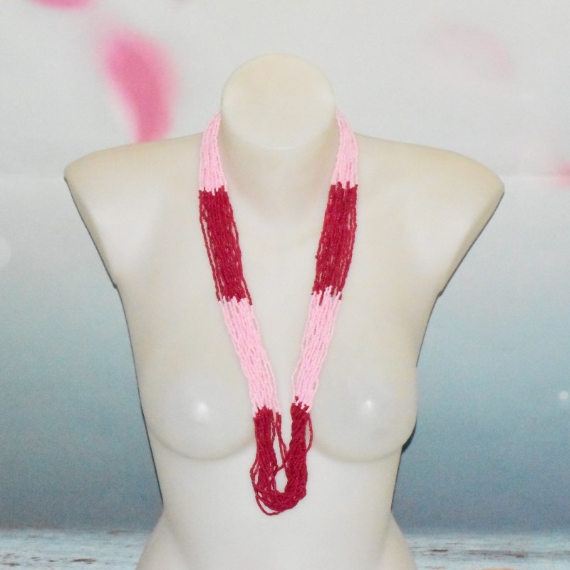 Collier multi-rangs en perles, ton sur ton, coloris rose.