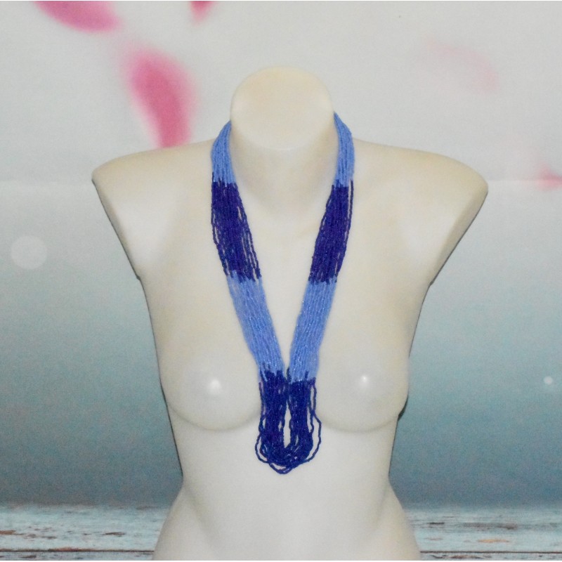Collier multi-rangs en perles, ton sur ton, coloris bleu. Collier multi-rangs en perles, ton sur ton, coloris bleu.