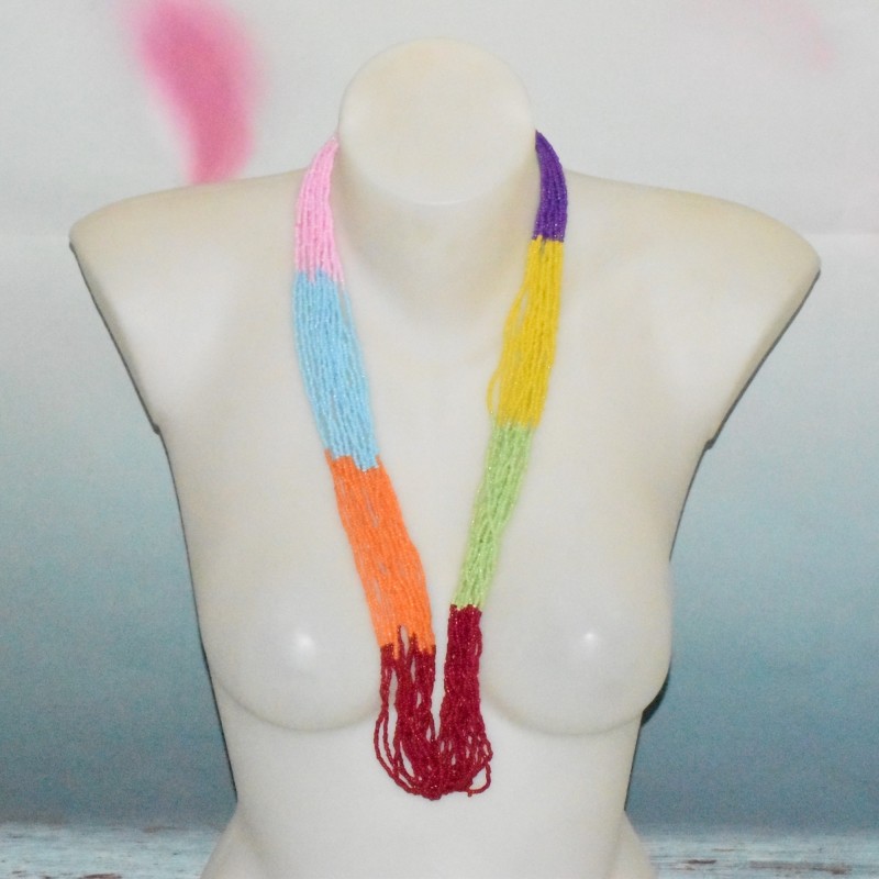 Collier multi-rangs en perles, ton sur ton, coloris multicolore.