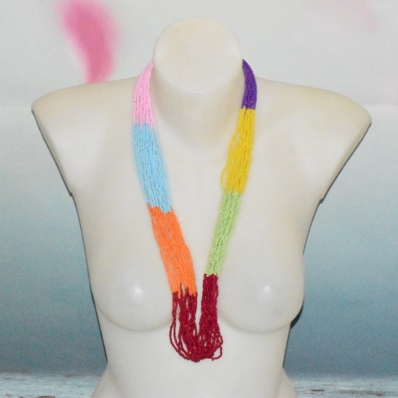 Collier multi-rangs en perles, ton sur ton, coloris multicolore. Collier multi-rangs en perles, ton sur ton, coloris multicolore.