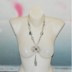 Long collier en métal , chaine et perles blanches, pendentif fleuri.