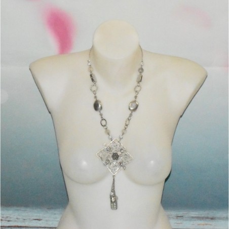 Long collier en métal , chaine et perles blanches, pendentif fleuri.