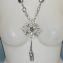 Long collier en métal , chaine et perles blanches, pendentif 