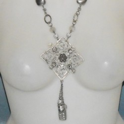 Long collier en métal , chaine et perles blanches, pendentif fleuri, détail.