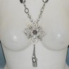 Long collier en métal , chaine et perles blanches, pendentif fleuri, détail.