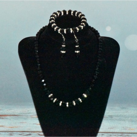 Parure en cristal, collier, bracelet et boucles d'oreilles, coloris noir. Parure en cristal, collier, bracelet et boucles d'oreilles, coloris noir.