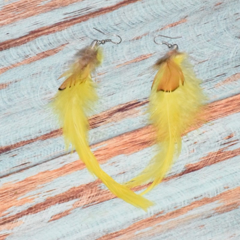 Boucles d'oreilles plumes, 13cm, coloris jaune. Boucles d'oreilles plumes, 13cm, coloris jaune.