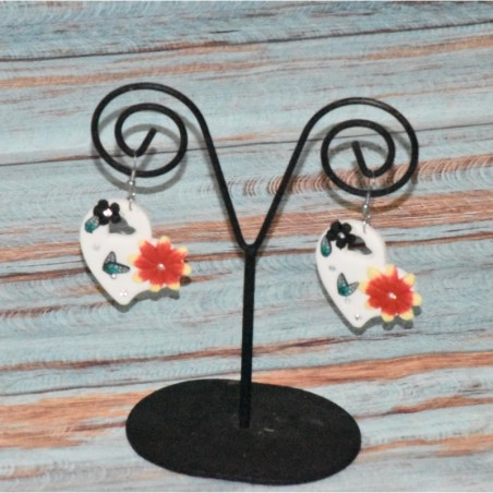 Boucles d'oreilles forme cœur, en polymère, coloris rouge. Boucles d'oreilles forme cœur, en polymère, coloris rouge.