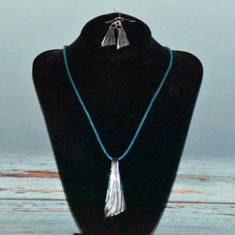 Parure collier & boucles d' oreilles en verre, coloris bleu foncé. Parure collier & boucles d' oreilles en verre, coloris bleu foncé.