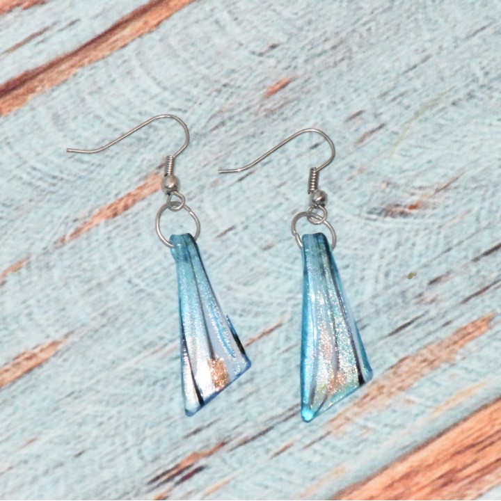 Parure boucles d' oreilles en verre, coloris bleu clair.