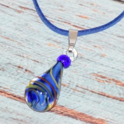 Collier pendentif goutte en verre, coloris bleu, détail.