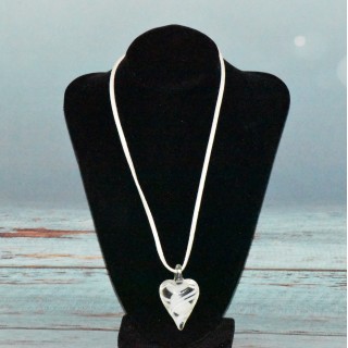 Raz de cou, cœur en verre, coloris blanc.