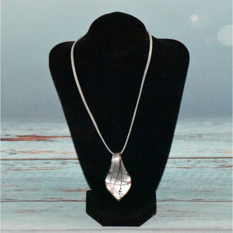 Collier fantaisie pendentif en verre, coloris marron. Collier fantaisie pendentif en verre, coloris marron.
