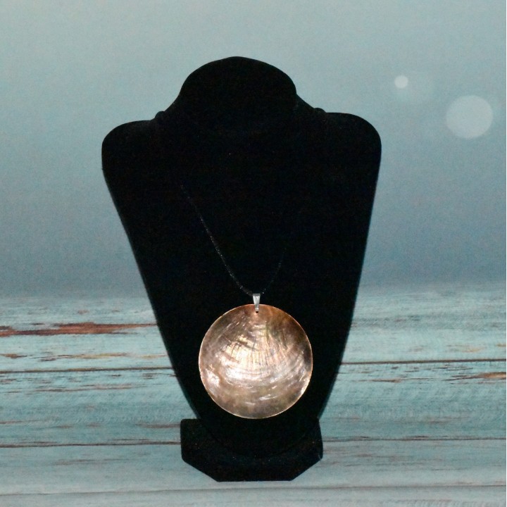 Collier fantaisie, pendentif en nacre coloré orange.