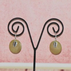 Boucles d'oreilles ronde, en nacre et cauris, coloris vert.