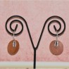 Boucles d'oreilles ronde, en nacre et cauris, coloris marron.