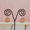 Boucles d'oreilles ronde, en nacre et cauris, coloris orange.