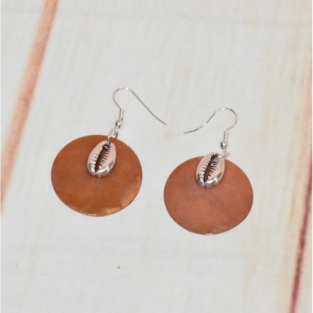 Boucles d'oreilles ronde, en nacre et cauris, coloris marron.