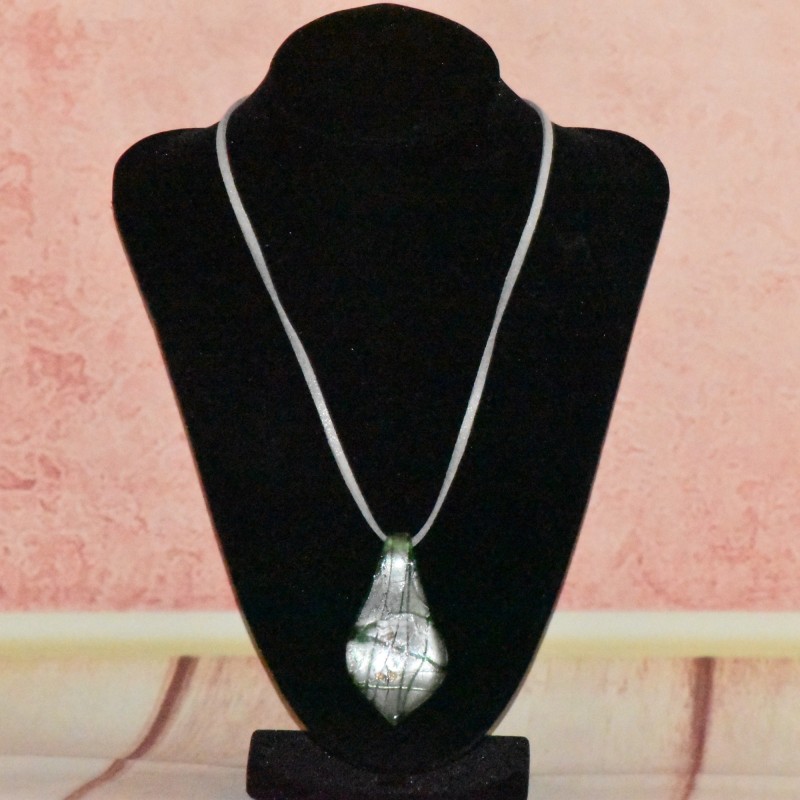 Collier fantaisie pendentif en verre, coloris vert. Collier fantaisie pendentif en verre, coloris vert.