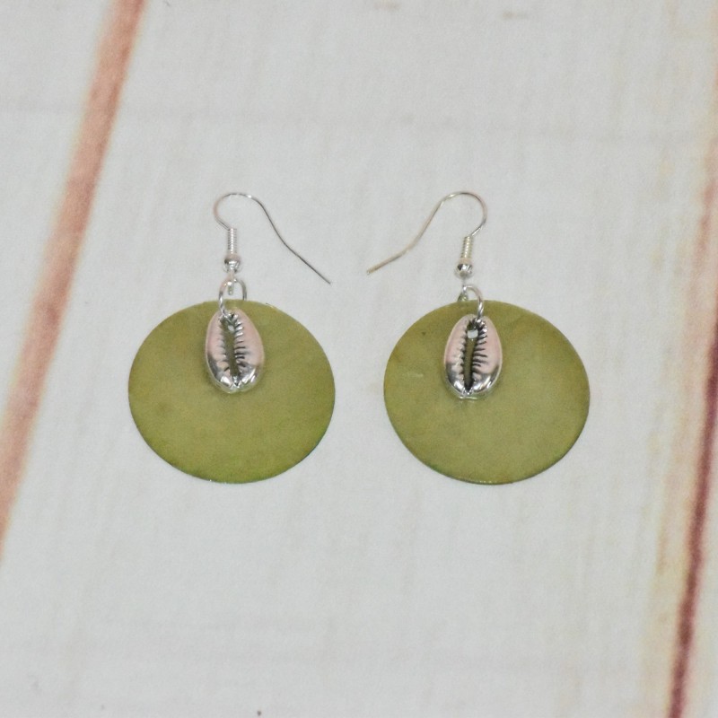 Boucles d'oreilles ronde, en nacre et cauris, coloris vert. Boucles d'oreilles ronde, en nacre et cauris, coloris vert.