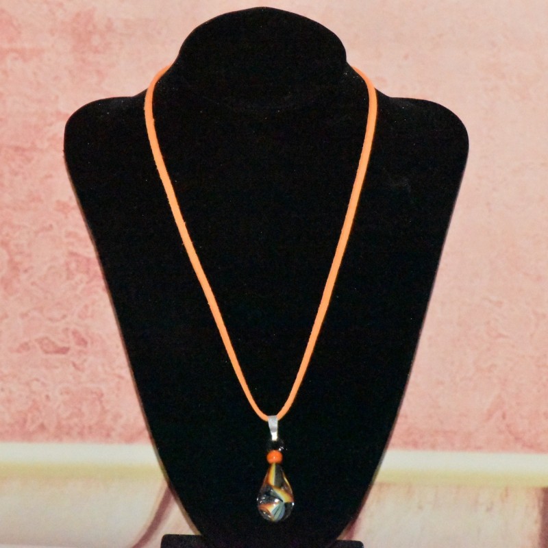 Collier pendentif goutte en verre, coloris multicolore. Collier pendentif goutte en verre, coloris multicolore.