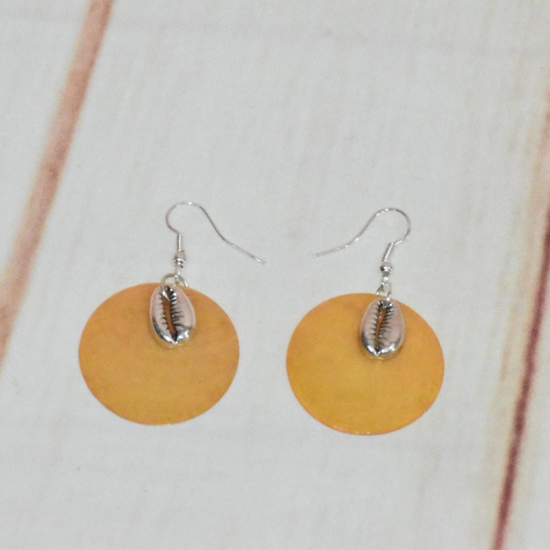 Boucles d'oreilles ronde, en nacre et cauris, coloris orange.