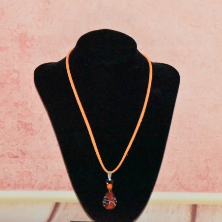Collier pendentif goutte en verre, coloris multicolore. Collier pendentif goutte en verre, coloris multicolore.