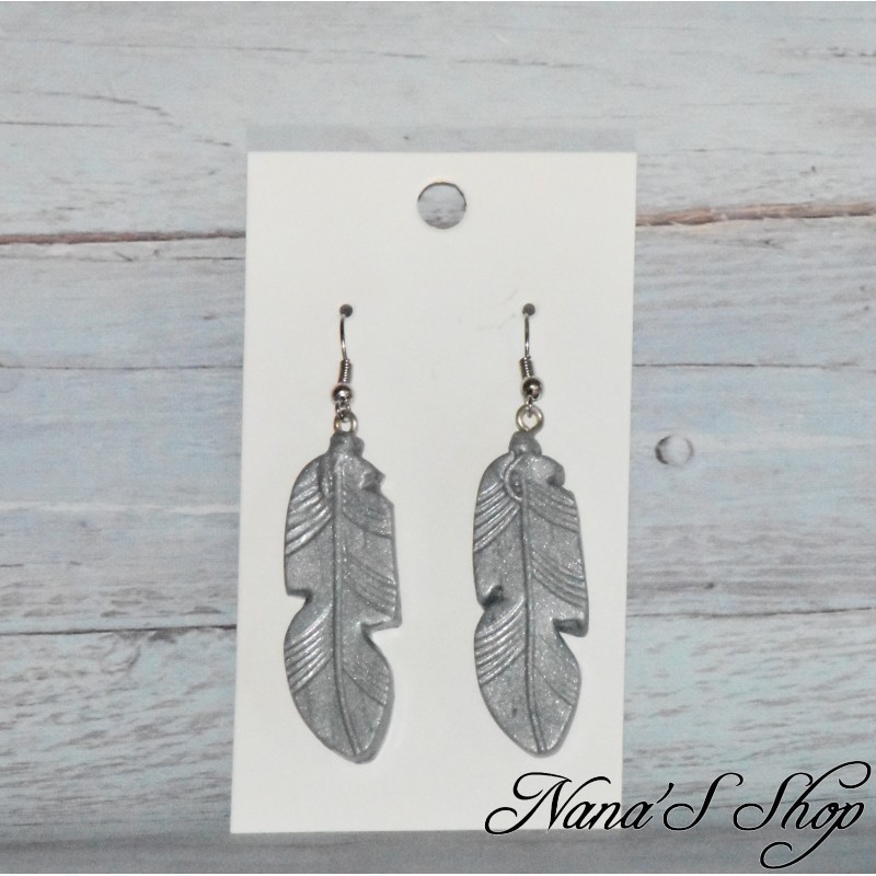 Boucles d'oreilles Plume, en pâte polymère, coloris argent.