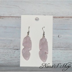 Boucles d'oreilles Plume, en pâte polymère, coloris rose.