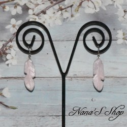 Boucles d'oreilles Plume, en pâte polymère, coloris rose.