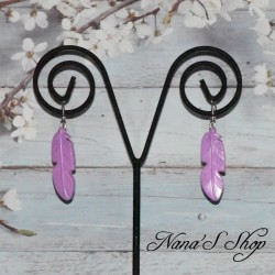 Boucles d'oreilles Plume, en pâte polymère, coloris mauve.