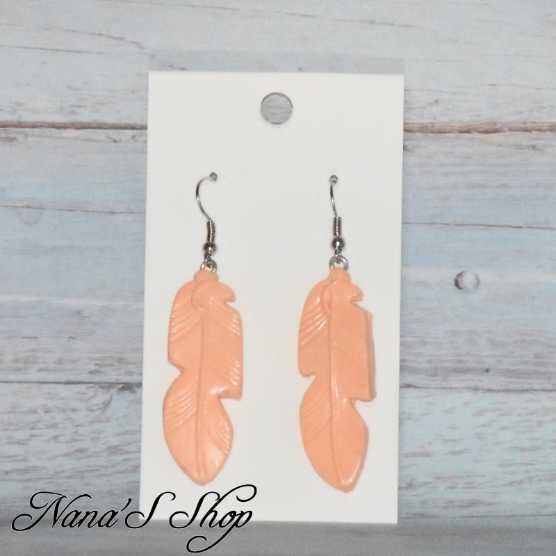 Boucles d'oreilles Plume, en pâte polymère, coloris corail. Boucles d'oreilles Plume, en pâte polymère, coloris corail.