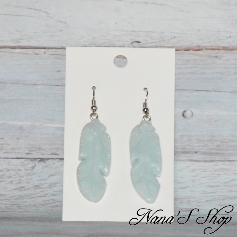 Boucles d'oreilles Plume, en pâte polymère, coloris bleu ciel. Boucles d'oreilles Plume, en pâte polymère, coloris bleu ciel.