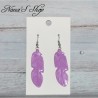 Boucles d'oreilles Plume, en pâte polymère, coloris mauve.