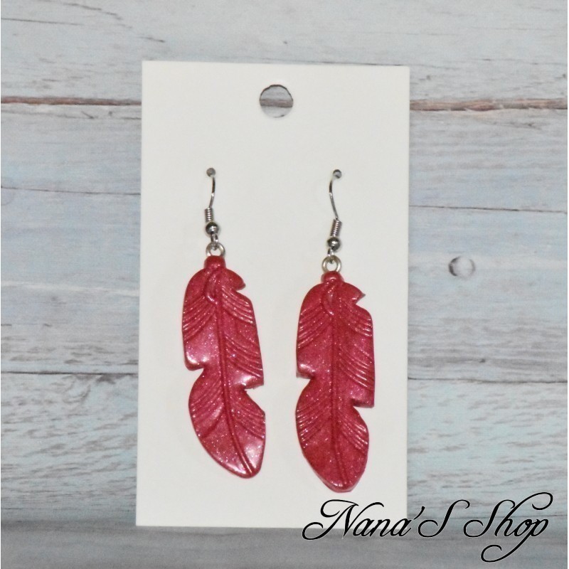 Boucles d'oreilles Plume, en pâte polymère, coloris rouge. Boucles d'oreilles Plume, en pâte polymère, coloris rouge.