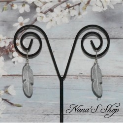 Boucles d'oreilles Plume, en pâte polymère, coloris argent.