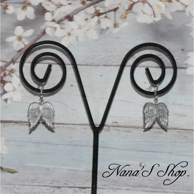 Boucles d'oreilles ailes d'ange, en pâte polymère, coloris argent. Boucles d'oreilles ailes d'ange, en pâte polymère, coloris argent.